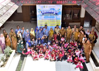 metrodeli/istimewa TAMASYA: Ketua Tim Kerja Pemaduan Kebijakan Kependudukan BKKBN Perwakilan Sumut Syamsu Rizal Lubis bersama Kabidresos Dinas Sosial Sumut, Senter Ginting dan Kepala UPTD Pelayanan Sosial Anak Balita Medan Dinsos Sumut Lily Maulina Lubis menyaksikan Peluncuran Program TAMASYA secara daring dari Kantor UPT. Pelayanan Sosial ANak Balita Dinas Sosial Sumut Jalan Tengku Amir Hamzah Medan, Selasa 27 Mei 2025.