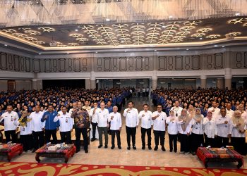 metrodeli/istimewa PENYERAHAN SK : Gubsu M Bobby Nasution bersama Wakil Gubernur Sumut Surya, Sekretaris Daerah Provinsi Sumut Effendy Pohan, serta sejumlah OPD Pemprov Sumut melakukan penyerahan SK CPNS Pemprov Sumut Formasi 2024 pengangkatan 2025 di Aula Raja Inal Siregar Kantor Gubernur Sumut Jalan Diponegor 30 Medan, Rabu 28 Mei 2025.