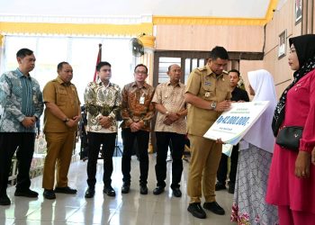 metrodeli/istimewa SERAHKAN : Gubsu M Bobby Afif Nasution secara simbolis menyerahkan asuransi kepada nelayan di Pendopo Jentera Malay, Jalan Chairil Anwar Kwala Bingei, Kecamatan Stabat, Kabupaten Langkat, Selasa 6 Mei 2025.