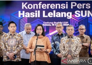 metrodeli/istimewa Menteri Keuangan Sri Mulyani Indrawati (tengah) didampingi Wakil Menteri Thomas Djiwandono (kedua kiri) dan Suahasil Nazara (kedua kanan) menjawab pertanyaan wartawan saat konferensi pers hasil lelang SUN di Kantor Direktorat Jenderal Pajak (DJP), Jakarta, Selasa (18/3/2025). Menkeu menyatakan kinerja Surat Utang Negara (SUN) pada lelang 18 Maret 2025 menunjukkan hasil yang sangat baik di tengah dinamika pasar saham dengan total penawaran masuk (incoming bid) mencapai Rp61,75 triliun atau 2,38 kali lipat dari target indikatif sebesar Rp26 triliun. ANTARA FOTO/Bayu Pratama S/rwa.