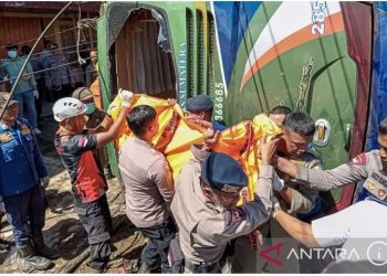 metrodeli/istimewa EVAKUASI : Petugas gabungan mengevakuasi jenazah korban kecelakaan Bus ALS (Antar Lintas Sumatera) di Kota Padang Panjang, Sumatera Barat, Selasa (6/5/2025). ANTARA FOTO/Isril Naidi/Lmo/YU/am.