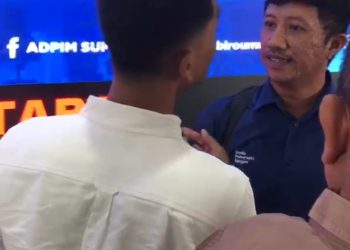 metrodeli/alhafiz INTIMIDASI: Wartawan TVRI Doddy diintimidasi staf Gubsu Bobby Nasution usai wawancara di depan lift Gubsu di lobby kantor Gubsu, Rabu, 7 Mei 2025.