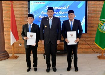 metrodeli/istimewa PENGAWAS : Gubsu Muhammad Bobby Afif Nasution menyerahkan SK Gubsu tentang pengangkatan dua anggota Dewan Pengawas Perumda Tirtanadi yakni Yudha Johansyah dan Andi Atmoko Panggabean di kantor Gubsu, Jumat 8 Mei 2025.