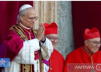 metrodeli Tangkapan layar - Kardinal Robert Francis Prevost dari Amerika Serikat sebagai Paus terpilih ke-267 dengan nama Paus Leo XIV menyapa ribuan umat Katolik yang berkumpul di alun-alun Basilika Santo Petrus, Vatikan, Kamis (8/5/2025) waktu setempat. ANTARA/Vatican Media/aa.