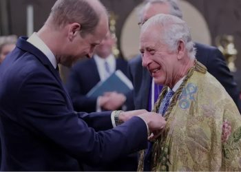 metrodeli/istimewa Pangeran William dan Raja Charles III saling tersenyum saat mengikuti gladi resik upacara penobatan Raja Inggris pada 6 Mei 2023. (dok. Instagram @theroyalfamily/https://www.instagram.com/p/CtvkOxIMFN2//Dinny Mutiah)