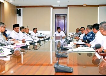 metrodeli/istimewa  RAPAT PRODUK: Gubernur Sumut Bobby Nasution memimpin Rapat Produksi dan Hilirisasi Komoditas Jeruk bersama Kabupaten Karo, Simalungun, Pakpak Bharat dan Dairi di Ruang Rapat Gubernur Sumut, lantai 10 Kantor Gubernur Sumut, Jalan Diponegoro No. 30, Medan, Rabu 21 Mei 2025.
