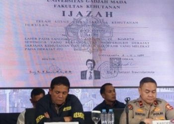 metrodeli/istimewa IJAZAH: Penampakan Foto Ijazah Jokowi yang Diuji Forensik Bareskrim dalam konferensi Pers Direktur Tindak Pidana Umum Bareskrim Polri Brigjen Djuhandhani Rahardjo Puro, Kamis 22 Mei 2025.