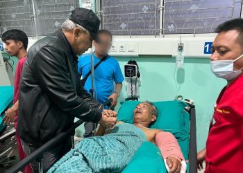 metrodeli/istimewa JENGUK : Kepala Kejaksaan Tinggi Sumatera Utara Idianto, SH,MH didampingi Asisten Intelijen Kejati Sumut Andri Ridwan,SH,MH, Kajari Deliserdang Mochammad Jeffry, SH,M.Hum, Kapolresta Deliserdang, Komandan Kodim 0204 Deliserdang datang langsung ke rumah sakit melihat kondisi kedua korban, Sabtu 24 Mei 2025.