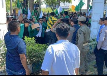 metrodeli/istimewa TUMBANGKAN PAGAR: Massa Al Washliyah menumbangkan pagar kantor Bupati Deliserdang karena menunggu-nunggu kedatangan Bupati, dr Asri Ludin Tambunan, Senin 26 Mei 2025.