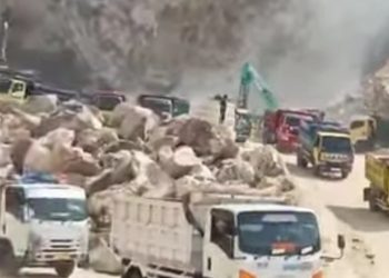 metrodeli/istimewa LONGSOR: Gunung Kuda Cirebon longsor puluhan pekerja dan truk tambang tertimbun, Jumat 30 Mei 2025.