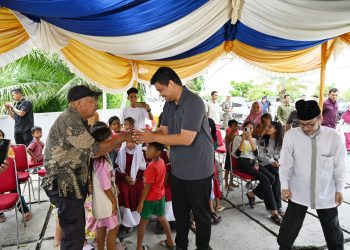 metrodeli/istimewa HEWAN KURBAN : Gubsu Bobby Nasution dan Wakil Gubernur Sumut Surya beserta Bupati Deliserdang Asri Ludin Tambunan seusai Salat Iduladha 1446 H menyaksikan penyembelihan sapi kurban bantuan kemasyarakatan dari Presiden Prabowo Subianto di Halaman Masjid Agung Sultan Thaf Sinar Basarsyah Kecamatan Lubukpakam, Kabupaten Deliserdang, Jumat 6 Juni 2025.