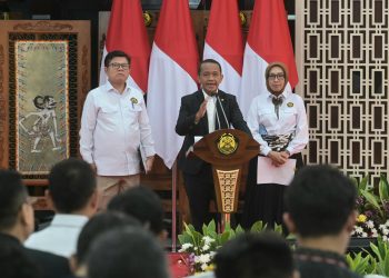 metrodeli/istimewa UMUMKAN : Menteri ESDM Bahlil Lahadalia Direktur Jenderal Ketenagalistrikan Kementerian ESDM Jisman P Hutajulu (kiri) dan Direktur Jenderal Energi Baru Terbarukan dan Konservasi Energi Kementerian ESDMN Eniya Listiani Dewi (kanan) ketika mengumumkan Rencana Usaha Penyediaan Tenaga Listrik (RUPTL) PLN 2025-2034 di Jakarta pada Senin, 26 Mei 2025.