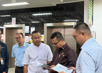 metrodeli/istimewa TINJAU : Perwakilan Ombudsman Republik Indonesia Provinsi Sumut Herdensi Adnin didampingi anggota Komisi II DPRD Kota Medan, dr. H. Ade Taufiq, Sp.OG, meninjau langsung ke RSUD Dr. H. Bachtiar Djafar disambut dr. Irliyan Saputra, Sp.OG, Selasa 27 Mei 2025.