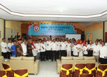 metrodeli/istimewa RAKERNAS: Ketua Umum IKAPSI Drs. H. Raja Parlindungan Pane bersama seluruh pengurus dan anggota IKAPSI berfoto bersama saat melaksanakan Rapat Kerja Nasional (Rakernas) di Aula Parsorminan Park & Farm, Sipirok, Minggu 8 Juni 2025.
