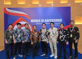 metrodeli/istimewa MUNAS VI :Ketua Umum DPD Gapeksindo Sumut Jimmy Fryson Simbolon didampingi Sekretaris Umum Sumut Steve Excel Aditya Korua Tobing dan delegasi lainnya Ir. Romein Manalu, Fransisco Butar Butar, Jeremia Pasada LT, Patrick Tobing, Erwin Jaya, Garvila Nararya dalam Munas VI Gapeksindo di Merlynn Park Hotel, Jakarta, Rabu 11Juni 25.