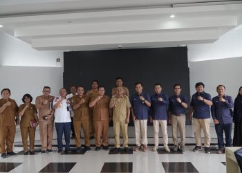 metrodeli/istimewa SINERGITAS : Manajer PLN UP3 Siantar Ramses Manalu bersama staf berfoto bersama dengan Bupati Simalungun Anton Achmad Saragih beserta staf saat beraudiensi membangun sinergitas di kantor bupati, belum lama ini.