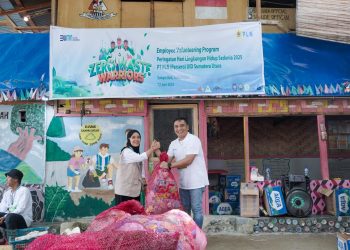 metrodeli/istimewa ZERO WASTE : Penyerahan sampah hasil Zero Waste Warrior diserahkan MSB Komunikasi dan TJSL PLN UID Sumatera Utara Surya P Sitepu kepada Bank Sampah Sasude di Kampung Aur Medan, Kamis (12/6)