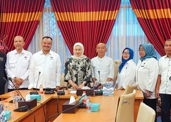 metrodeli/istimewa AUDIENSI : Ketua DPRD Sumut Erni Ariyanti Sitorus, SH, MKn berfoto bersama Ketua PWI Sumut Farianda Putra Sinik SE didampingi Sekretaris SR Hamonangan Panggabean, Bendahara Hartati Rangkuti bersama Riza Mulyadi, Rifki Warisan, Mery Ismail dan Lambok Manurung saat menerima audensi pengurus PWI Sumut dan Panitia FG di kantor DPRD Sumut Jalan Iman Bonjol, Medan, Jumat (13/6).