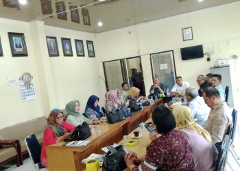 metrodeli/istimewa RAPAT PANITIA : Ketua PWI Sumut H Farianda Putra Sinik, SE dan Sekretaris SR Hamonangan Panggabean, Ketua Panitia Sugiatmo, Wakil Ketua Lisbon Situmorang, Sekretaris Riza Mulyadi, Wakil Edward Limbong, Bendahara Hartati Rangkuti, Wakil Rinaldi Samosir dan panitia lainnya dalam rapat persiapan di gedung PWI Sumut Jalan Parada Harahap Medan, Selasa 17 Juni 2025.