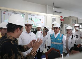 metrodeli/istimewa  OPERASI: Direksi PLTBm Junus saat menjelaskan pengoperasian PLTBm  Deliserdang 9,9 MW kepada Wakil ketua MPR RI Edy Soeparno dan General Manager PLN UID Sumatera Utara Ahmad Syauki di PLTBm Jalan Pasar Melintang Saentis Kecamatan Percutseituan Kabupaten Deliserdang  Senin, 16 Juni 2025.