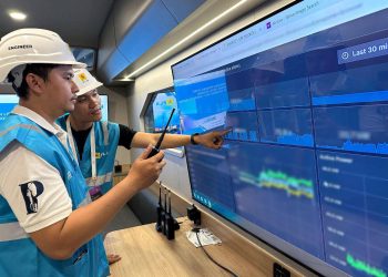 metrodeli/istimewa MONITORING : Petugas PLN saat melakukan monitoring pasokan listrik secara berlapis dan _real time_ melalui _Distribution Control Center_ (DCC) _Mobile_. Inisiatif ini merupakan bagian dari transformasi _end-to-end_ yang dijalankan PLN dan terus memberikan dampak signifikan serta berkelanjutan terhadap kinerja perusahaan. Pada Tahun Buku 2024, PLN mencatatkan kinerja keuangan yang solid dengan laba bersih sebesar Rp17,76 triliun dan berkontribusi setoran ke negara sebesar Rp65,59 triliun, kemarin.