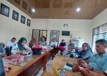 metrodeli/istimewa RAPAT FINALISASI : Ketua PWI Sumut Farianda Putra Sinik, SE didampingi Sekretaris SR Hamonangan Panggabean dan Ketua Panitia FG Sugiatmo usai rapat finalisasi di kantor PWI Sumut, Selasa 24 Juni 2025.