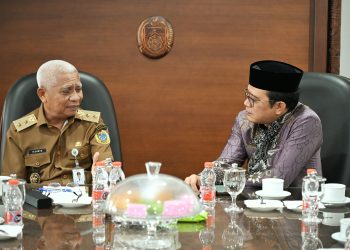 metrodeli/istimewa SERAP ASPIRASI:Wakil Gubernur Sumatera Utara (Sumut) Surya didampingi sejumlah OPD menerima kunjungan Anggota DPD RI asal Sumut Pdt Penrad Siagian, dalam Rangka Penyerapan Aspirasi Terkait Pelaksanaan UU Tentang Pemerintahan Daerah, UU Tentang Pelayanan Publik dan UU Tentang Aparatur Sipil  Negara, di Ruang Kerja Wagubsu Lantai 9 Kantor Gubernur, Selasa 10 Juni 2025.