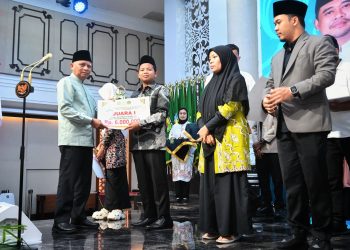 metrodeli/istimewa JUARA UMUM : Wagub Sumut menyerahkan hadiah secara langsung kepada para pemenang dari semua golongan lomba, dan juga menyerahkan Piala Juara Umum kepada Kafilah Kota Medan, belum lama ini