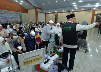 metrodeli/istimewa SAMBUT JEMAAH : Pj. Sekretaris Daerah Provinsi Sumatera Utara (Sumut) Effendy Pohan menyambut kedatangan Jemaah Haji Kelompok Terbang (Kloter) 01 Debarkasi Medan Tahun 1446 H/2025 M yang berasal dari Kota Padangsidimpuan di Aula Madinatul Hujjaj Asrama Haji Jalan A.H Nasution Kota Medan, Kamis (12/6) malam.
