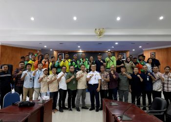 metrodeli/istimewa RAMPUNGKAN REGULASI : Pemerintah Provinsi (Pemprov) Sumatera Utara (Sumut) melalui Dinas Perhubungan Sumut memfasilitasi pertemuan perusahaan aplikasi dan driver ojek online (Ojol), guna membahas dan merampungkan regulasi yang mengatur operasional Ojol di Kantor Dinas Perhubungan Sumut, 3 Juni 2025.