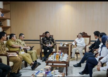 metrodeli/istimewa KUNJUNGAN : Gubsu Muhammad Bobby Afif Nasution menerima kunjungan Satu Kerja Khusus Pelaksana Kegiatan Usaha Hulu Minyak dan Gas Bumi (SKK Migas) Perwakilan Sumatera Bagian Utara (Sumbagut) di ruang kerja, Kantor Gubernur Sumut, Jalan Pangeran Diponegoro Nomor 30 Medan, Selasa 3 Juni 2025.