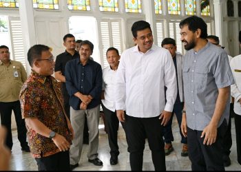 metrodeli/istimewa BERSILATURAHMI : Gubsu Muhammad Bobby Afif Nasution bersama Bupati Tapanuli Tengah Masinton Pasaribu bersilaturahmi dengan Gubernur Aceh Muzakir Manaf di Pendopo Rumah Dinas Gubernur Aceh, Jalan Sultan Mahmudsyah Kota Banda Aceh, Rabu 4 Juni 2025.