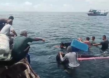 metrodeli/istimewa PERTOLONGAN : Potret saat empat nelayan mendapatkan pertolongan dari nelayan Belawan