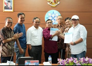 metrodeli/istimewa KONGRES LUAR BIASA: Ketua Dewan Pers, Komaruddin Hidayat (ketiga dari kiri), Ketua Umum PWI Kongres Luar Biasa, Zulmansyah Sekedang (ujung kanan), berjabat tangan dengan Ketua Umum PWI Kongres Bandung, Hendry Ch Bangun (keempat dari kiri) setelah menandatangani SK Panitia bersama Kongres Persatuan PWI di Gedung Dewan Pers, Jakarta, Selasa 13Juni 2025.