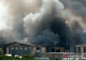 metrodel/istimewa Asap mengepul dari sebuah bangunan yang menjadi sasaran serangan rudal Iran di Herzliya, Israel Tengah (17/6/2025). Perang rudal antara Iran dan Israel telah memasuki hari kelima dimana setidaknya 244 orang telah tewas di Iran dan 24 orang tewas di Israel. ANTARA FOTO/JINI via Xinhua/Gideon Markowicz/bar