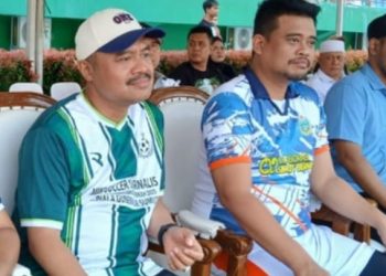 metrodeli/istimewa NONTON : Gubsu M Bobby Nasution dan Ketua PWI Sumut Farianda Putra Sinik menonton pertandingan Mini Soccer Piala Gubernur Sumut 2025 di Stadion Mini Dispora Sumut Jalan Willem Iskander, Medan, Jumat, 20 Juni 25.