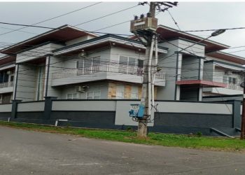 metrodeli/istimewa Rumah mewah dua lantai yang berdiri megah betnial miliaran rupiah di kawasan elite Jalan Bunga Rinte, Kelurahan Padang Bulan, Kota Medan disebut-sebut milik Topan Obaja Putra Ginting, Kepala Dinas Pekerjaan Umum dan Penataan Ruang (PUPR) Sumatera Utara menjadi sorotan warga.