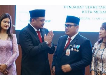 Gubsu M Bobby Afif Nasution dan istri bersama Topan Ginting dan istrinya dalam suatu kesempatan di aula kantor Gubsu