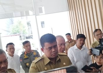 metrodeli/istimewa DOORSTOP: Gubsu M Bobby Afif Nasution didampingi Inspektorat Daerah Sumut Sulaiman Harahap, Plh Sekda Arman Effendy Pohan, Plt Kadis Kominfo Sumut Porman Mahulae menjelaskan saat doorstop di lobby kantor Gubsu, Senin 30 Juni 2025.