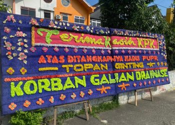 metrodeli/istimewa KARANGAN BUNGA : Sejumlah warga mengirim kan karangan bunga pascaOTT Kadis PUPR Sumut Topan Obaja Putra Ginting di Johor, Senin 30 Juni 2025.