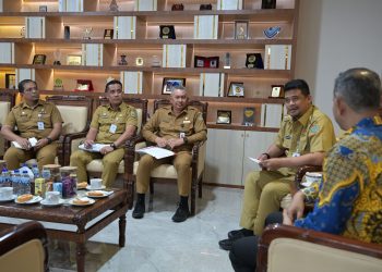 metrodeli/istimewa KUNJUNGAN : Gubsu Muhammad Bobby Afif Nasution menerima kunjungan audiensi Kepala Perwakilan Ombudsman RI Sumut Herdensi Adnin di Ruang Kerja Kantor Gubernur Sumut, Jalan Pangeran Diponegoro Nomor 30 Medan, Selasa 15 Juli 2025.