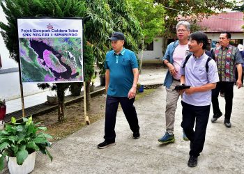 metrodeli/istimewa DAMPINGI : General Manager (GM) Badan Pengelola Geopark Toba Azizul Kholis mendampingi Asesor United Nations Educational, Scientific and Cultural Organization (UNESCO) Soo Jae Lee meninjau sejumlah Geosite di Kawasan Danau Toba. Hal tersebut dilaksanakan dalam rangka pra revalidasi UNESCO guna kesiapan menghadapi revalidasi yang akan dilaksanakan pada 21-25 Juli 2025. Soo Jae Lee bersama rombongan meninjau sejumlah geosite.