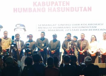 metrodeli/istimewa ULTAH HUMBAHAS KE-22 : Gubernur Sumatera Utara (Sumut) Muhammad Bobby Afif Nasution didampingi Ketua TP PKK Sumut Kahiyang Ayu beserta sejumlah OPD Pemprov Sumut menghadiri acara peringatan Hari Jadi ke-22 Kabupaten Humbanghasundutan, yang berlangsung di Lapangan Kompleks Perkantoran Bukit Inspirasi, Jalan Mayor Saut T. Purba, Doloksanggul, Senin 28 Juli 2025 malam.