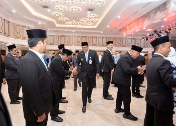 metrodeli/istimewa AMBIL SUMPAH : Gubsu M Bobby Afif Nasution melantik dan melakukan pengambilan sumpah/janji sejumlah Pejabat Administrator dan Pejabat Fungsional pada lingkungan Pemerintah Provinsi Sumut di Aula Raja Inal Siregar Lantai 2 Kantor Gubernur Sumut Jalan Diponegoro Kota Medan, Jumat 18 Juli 2025.