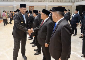 metrodeli/istimewa LANTIK : Gubsu M Bobby Nasution mengambil Sumpah Janji Jabatan saat melantik 60 pejabat administrator dan pengawas pada lingkungan Pemerintah Provinsi Sumut di Aula Raja Inal Siregar, Kantor Gubernur Sumut Jalan Diponegoro Kota Medan, Jumat 4 Juli 2025.