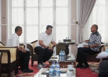 metrodeli/istimewa AUDIENSI : Gubernur Sumatera Utara (Sumut) Muhammad Bobby Nasution menerima audiensi Pengurus Persatuan Olahraga Berkuda Seluruh Indonesia (Pordasi) Provinsi Sumut di Aula Tengku Rizal Nurdin (TRN), Jalan Jenderal Sudirman Nomor 41 Medan, Minggu 27 Juli 2025.