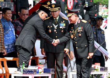 metrodeli/istimewa SYUKURAN : Gubernur Sumut M Bobby Afif Nasution berjabat tangan dengan Kapoldasu Irjen Pol Whisnu Hermawan Februanto disaksikan Pangdam I/BB Mayjen TNI Rio Firdianto usai Upacara dan Syukuran Peringatan Hari Bhayangkara ke 79 yang diselenggarakan di Lapangan KS Tubun, Mapolda Sumut, Jalan Sisingamangaraja, Medan, Selasa 1 Juli 2025.