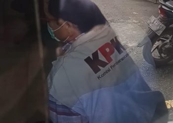 metrodeli/istimewa GELEDAH : Petugas KPK menggeledah kantor Dinas PUPR Sumut di Jalan Sakti Lubis Medan, Selasa, 1 Juli 2025.