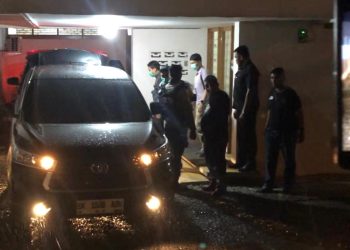 metrodeli/istimewa AMANKAN KOPER: KPK Amankan satu koper berkas saat menggeledah rumah Dinas Kadis PUPR Sumut Topan Ginting di Jalan Busi, Medan, Selasa, 1 Juli 2025 malam.