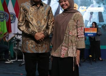 metrodeli/istimewa BERI BEASISWA : Rektor UMSU Prof. Dr. Agussani, MAP, memberikan beasiswa dua semester kepada Mutiara Pramudya Putri, mahasiswi Program Studi Pendidikan Bahasa Indonesia FKIP UMSU